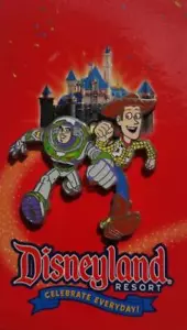 Prendedor misterioso Disney Celebrate Every Day - Toy Story Woody and Buzz Running - Imagen 1 de 1