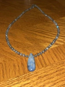 Collar de cuentas de labradorita y plata de ley hecho a mano con gran lágrima de cianita - Imagen 1 de 14