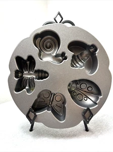 Nordic Ware Garden Bugs Caracol Abeja Dama Insecto Mariposa Libélula Cupcake Pan - Imagen 1 de 13