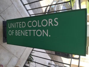 INSEGNA LUMINOSA BIFACCIALE A BANDIERA UNITED COLOR OF BENETTON L 95 H 33 P 11 - Foto 1 di 4