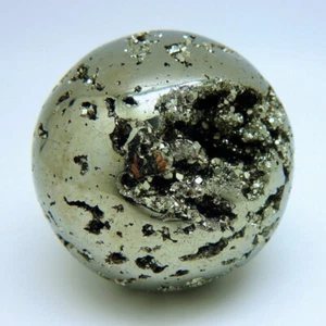 Pyrit Kugel / glänzende goldene Kristallkugel mit freiliegenden Kristallen - Bild 1 von 6