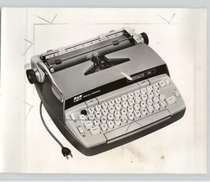 Portable SCM Smith-Corona Electra TYPEWRITER Advertisement 1965 Press Photograph - Picture 1 of 2