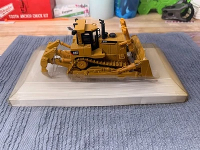 Topadora con desgarrador Caterpillar Cat D10T - Norscot escala 1:50 modelo #55158 usada Foto 1 de 4