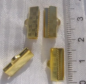 LOT 20 PINCES EN LAITON DORÉ EMBOUTS FIL CORDON CACHE NOEUDS 15MMx7MM *O119 - Picture 1 of 1