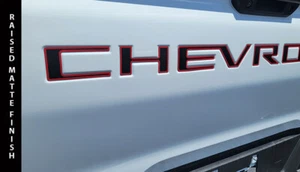 Puerta trasera letras elevadas se adapta a SILVERADO 2019 2024 2025 NEGRO MATE CON SALIDA ROJA - Imagen 1 de 2