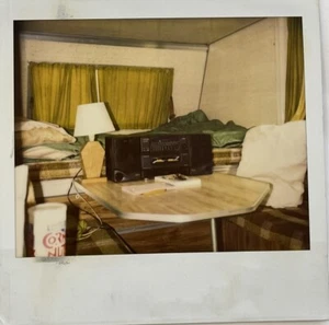 Foto Polaroid Extraña De Colección Años 80’s BOOM BOX & CORN NUTS Cámper Interior Abstracto - Imagen 1 de 3