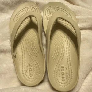 New Crocs Sandal Women’s 7 Classic II Flip Flops Ivory Rubber Slide - Picture 1 of 3