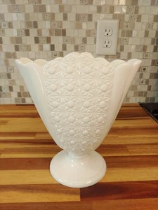 Vintage Fenton Large Fan Vase White Milk Glass Daisy Button *RARE* - Picture 1 of 5