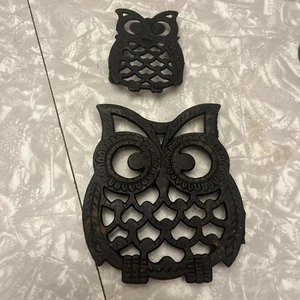 Lot de 2 anciennes trivets en forme de hibou - Pied métal fonte noir Taiwan - Photo 1/6
