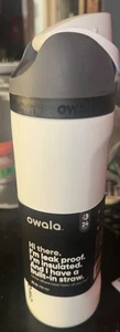 Owala FreeSip 24 oz bottiglia d'acqua in acciaio inox - elegante, bianco con coperchio nero - Foto 1 di 5