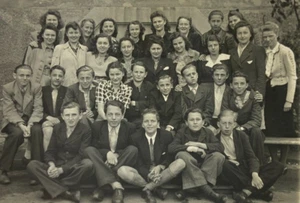 Große Gruppe von Jungen & Mädchen Schüler in der Schule Bild s/w Foto 3,25 x 5,25 - Bild 1 von 3