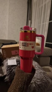 Stanley Pink Parade Cup Quencher H2.0 Tumbler 40oz Limited Edition Exclusive - Bild 1 von 1