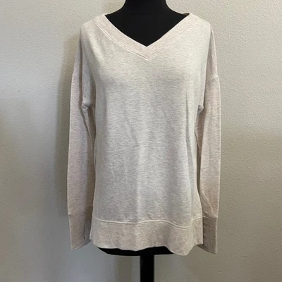 Pullover Athleta Coaster Luxe Cuello en V Top Agujero para el Pulgar Manga Larga Beige Talla Pequeña Foto 1 de 4