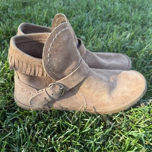 UGG Amely Slipper Mokassin Stiefeletten Damen 8,5 Wildleder Leder hellbraun braun Fransen - Bild 1 von 9