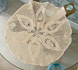 VINTAGE BEIGE COTTON HAND WORKED CROCHET LACE DOILY/TABLE MAT ~13" PINEAPPLE - Foto 1 di 1