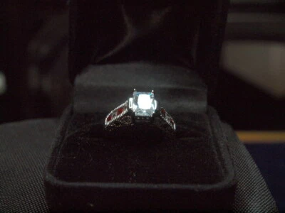 Piedras de cuarzo transparentes en forma de esmeralda con cuarzo rojo y anillo relleno de oro blanco circonita talla 7 Foto 1 de 3