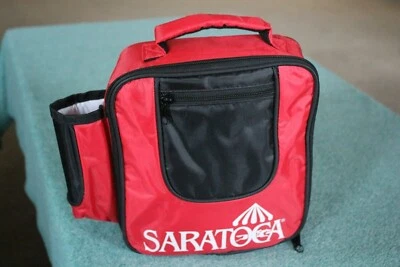 SARATOGA ЛОШАДЬ ГОНКИ ТРЕК СУВЕНИР ВИНИЛ КУЛЕР ОБЕД СУМКА 8 «X 3» X 9» ВЫСОТЫ - Изображение 1 из 4