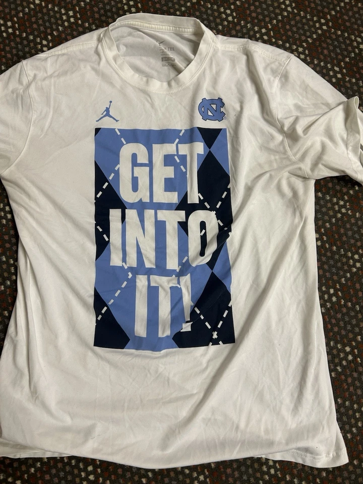Camisa de baloncesto de Carolina del Norte marca Jordan Get Into It talla grande Foto 1 de 4