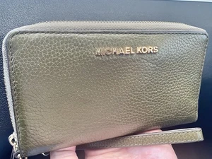 Michael Kors Jet Set Travel Olive Green Zip Around Phone Wallet Wristlet - Picture 1 of 13