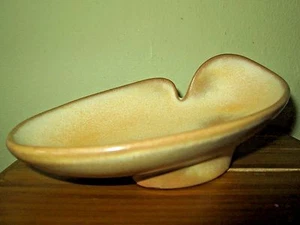Vtg FRANKOMA #466 Mid-Century Modern Pottery Ashtray Lily Pad Shape Yellow-Tan - Picture 1 of 5