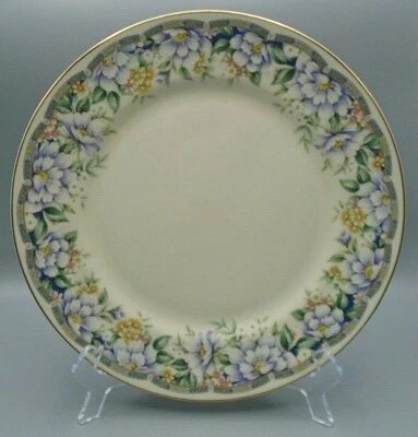 Plato de pastel Andrea by Sadek Donna flores púrpuras y blancas con adornos dorados blancos apagados  Foto 1 de 4