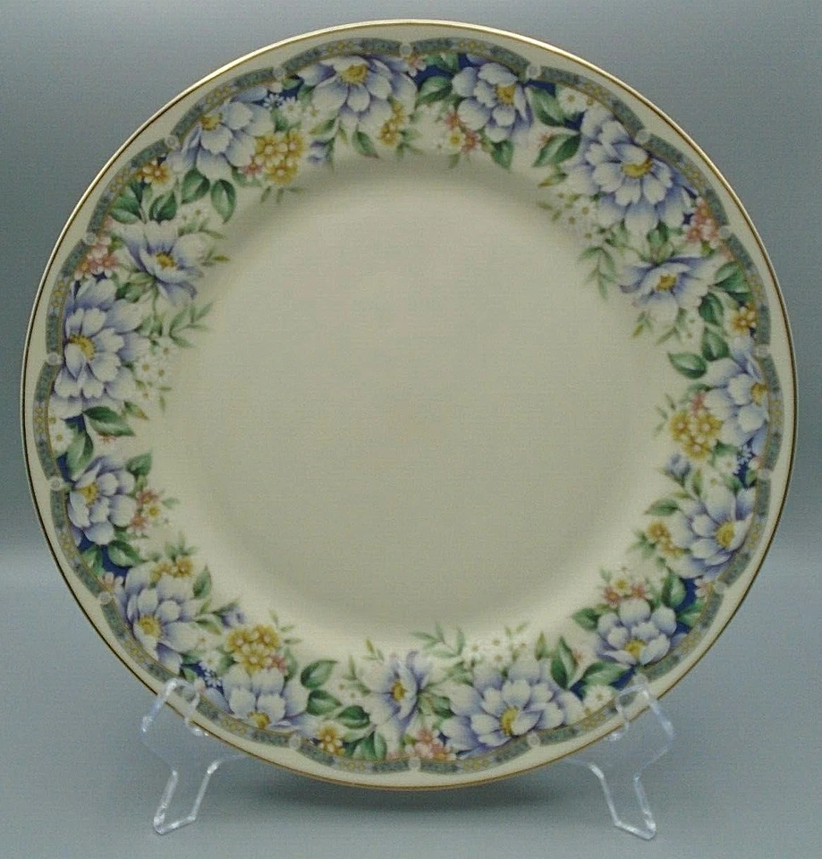 Plato de pastel Andrea by Sadek Donna flores púrpuras y blancas con adornos dorados blancos apagados  Foto 1 de 4