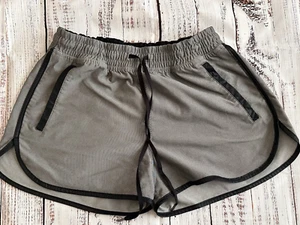Lululemon Train Shorts Size 6 gray/black - Picture 1 of 4