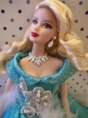 Barbie Modelo Muse Rubia Reparación “Reina de las Nieves” Azul/Plateado Vestido de Baile Zapatos/Bolso Foto 1 de 4