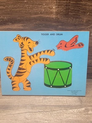 Rompecabezas de bandeja de madera Tigger and Drum 1965 Walt Disney Winnie the Pooh, cardenal Foto 1 de 4