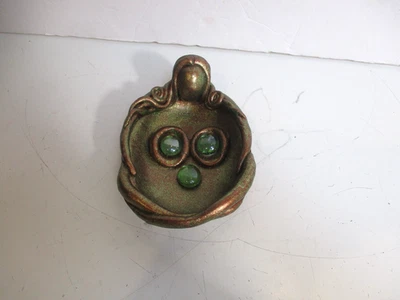 Saboneteira feita artesanalmente Deusa 3 pedras verdes bronze e resina verde - Imagem 1 de 4