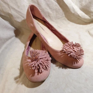 Flats Isaac Mizrahi Live Ballet taglia 10 M pelle scamosciata rosa salmone; pom pom pom - Foto 1 di 17