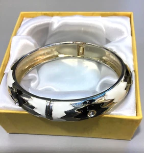 Vintage Enameled Snap-on Fashionable Bangle Bracelet - Picture 1 of 3