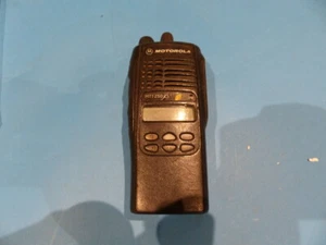 MOTOROLA HT1250 LS+ UHF PORTABLE 450-512MHZ TWO WAY RADIO W/BATTERY - UNTESTED - Picture 1 of 3