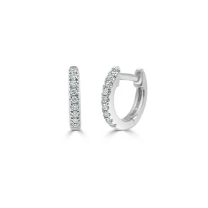 Aretes Huggie de diamantes en oro blanco de 14 quilates de 0,05 quilates - Imagen 1 de 2