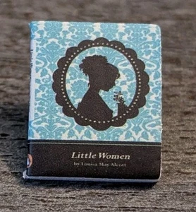 Echtes klassisches Miniaturbuch "kleine Frauen" von Louisa May Alcott blaue Anstecknadel - Bild 1 von 5