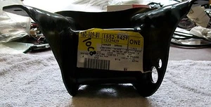 GM 15529429 rear suspension hanger Chevrolet GMC C2500 C3500 NOS - Picture 1 of 6