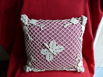 Coussin ancien dentelle au crochet en lin décor grappes de raisin et papillon   - Photo 1/4