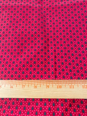 Pequeño árbol de Navidad estampado sobre fondo rojo por Oakhurst Textiles 1 yarda 12" x 44" Foto 1 de 2