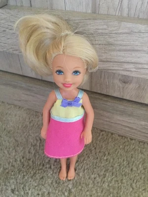 2010 Mattel Chelsea Boneca Barbie no Verão Vestido Rosa Sem Mangas Cabelo Loiro - Imagem 1 de 4