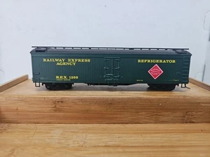 ATHEARN TRAIN IN MINIATURE RAILWAY EXPRESS AGENCY REFRIGERATED BOX CAR ASSEMBLED - Picture 1 of 6
