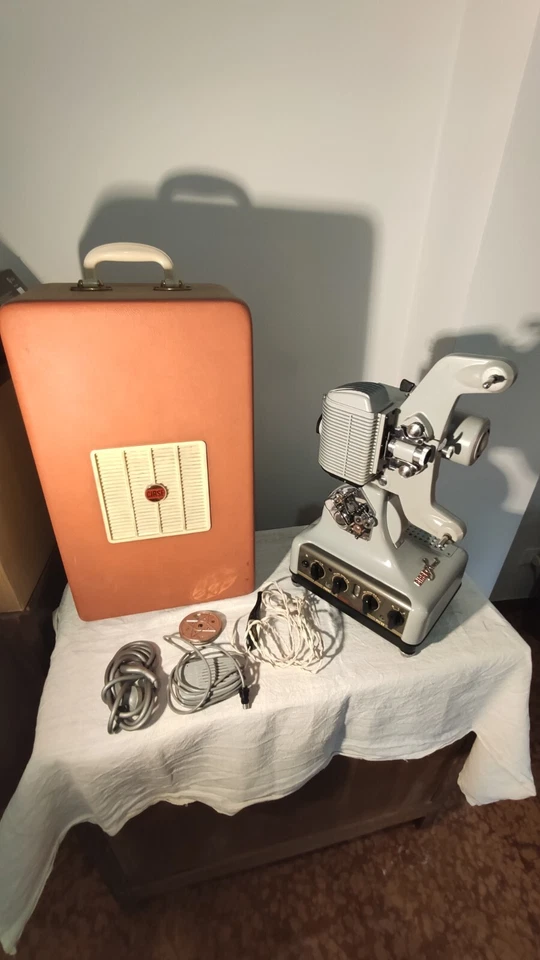Proiettore Cinematografico Cirse Sound 8mm Eccellenti condizioni - Immagine 1 di 4