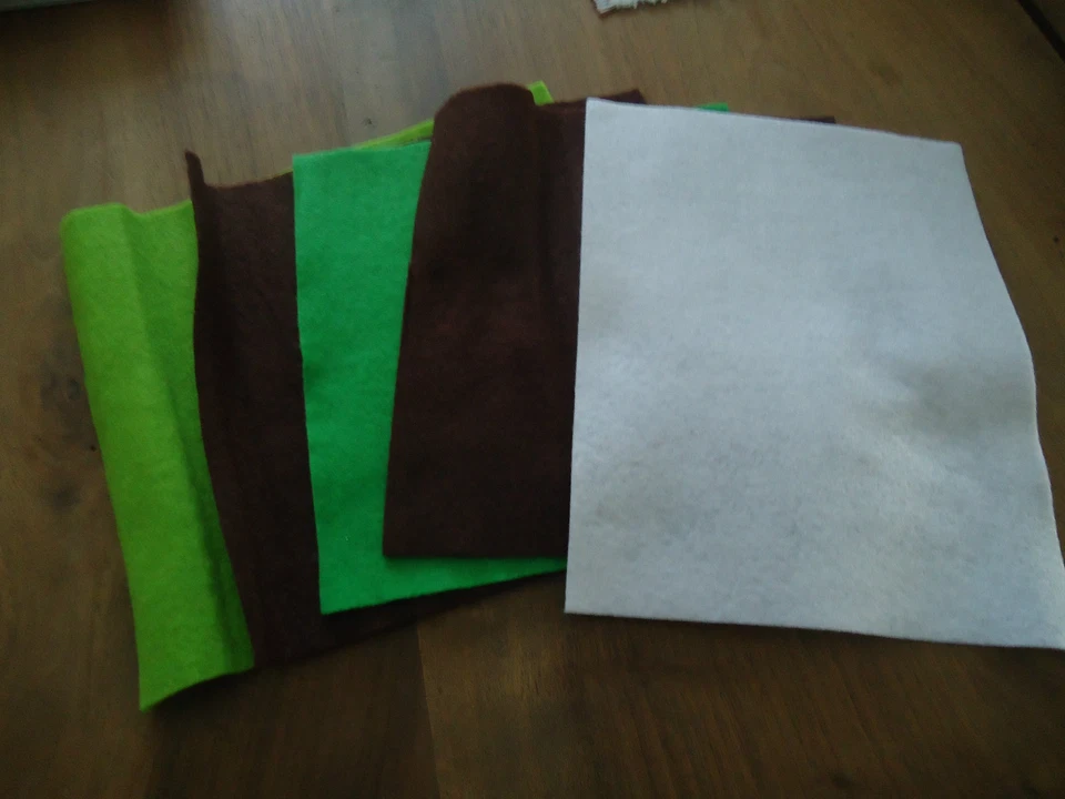 FEUTRINE - lot de 5 feutrines - dimensions 17*17 cm et le blanc dim.15*19 cm - Photo 1/1