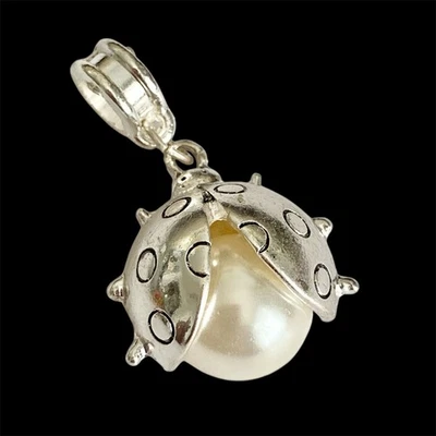 Dije de cuentas europeas deslizante Ladybug de perlas blancas chapado en plata joyería de insectos Foto 1 de 4