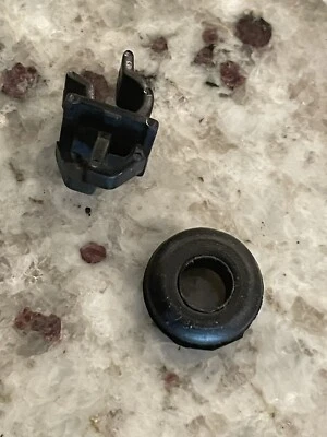 Suzuki Samurai 80-95 Hood Support Rod Clamp & Grommet - Imagem 1 de 2