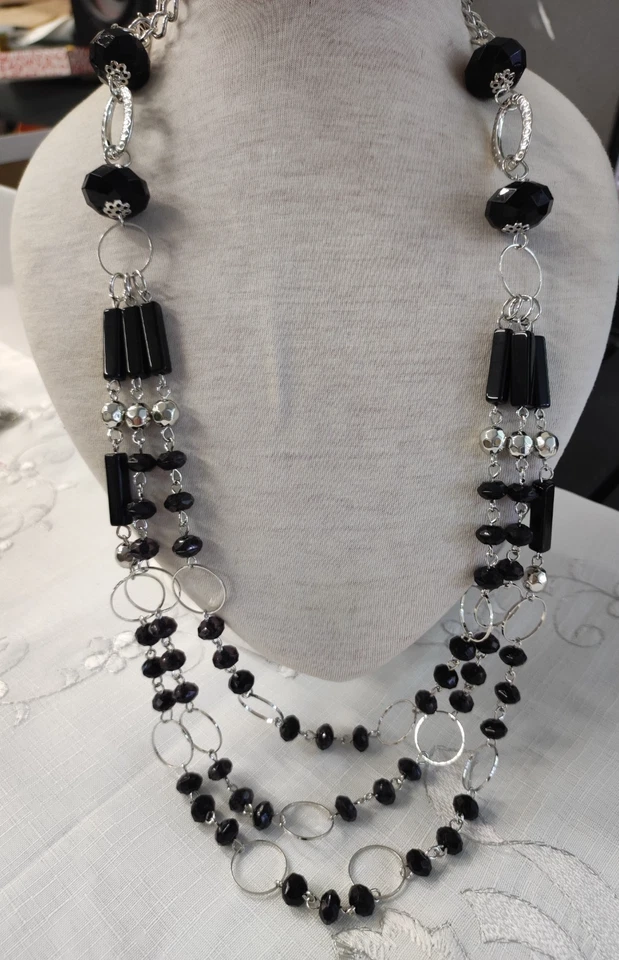 Collana lunga  catena catenine metallo perline colore argento e nero CB/111 - Immagine 1 di 2