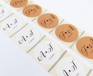 45MM BIANCO O MARRONE KRAFT TONDO NOME PERSONALIZZATO INIZIALI ETICHETTE MATRIMONIO SIGILLI - Foto 1 di 1