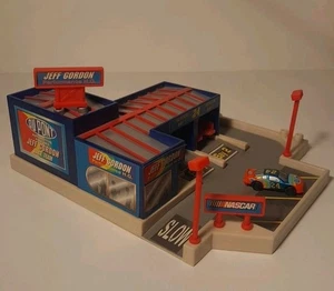 VTG Micro Machines Jeff Gordon Green Flag Series 99 Performance HQ  Mini Garage  - Picture 1 of 4