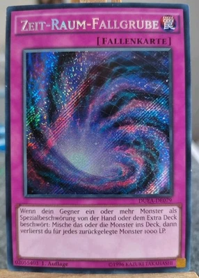 ZEIT-RAUM-FALLGRUBE - DUEA-DE079 Secret Rare / 1. Auflage Near Mint  - Bild 1 von 2