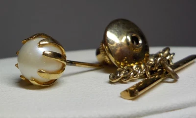 FAUX PRONGSET PEARL TIE PIN WITH SAFETY CHAIN 5/16" ROUND GOLDTONE METAL - Image 1 of 4