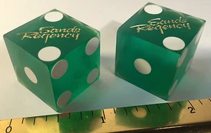 DADOS SANDS REGENCY CASINO RENO NEVADA 1 PAR 2 DADOS VERDES USADOS EN MESAS  - Imagen 1 de 7
